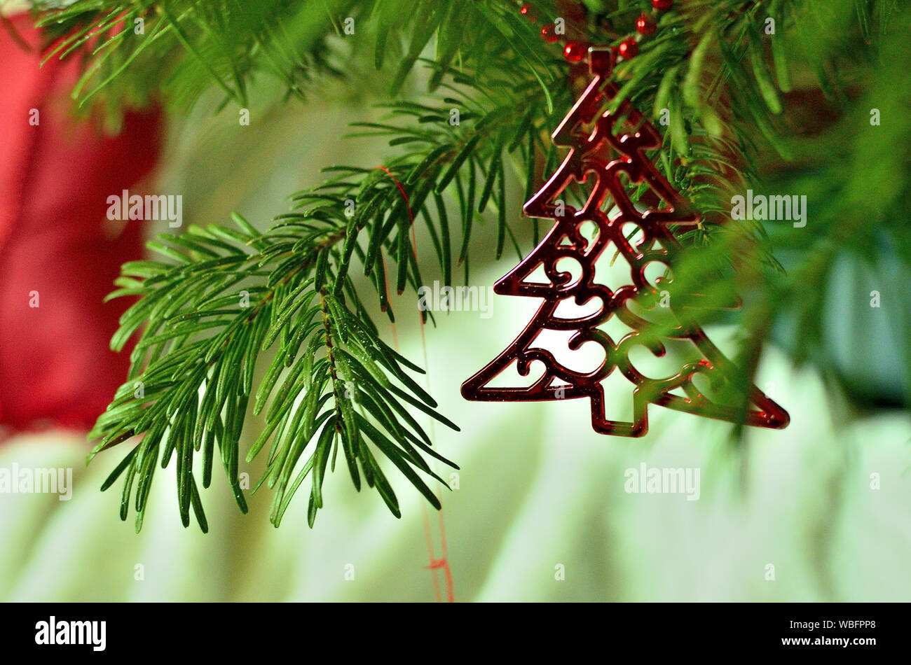 Rotes Baumschmuck am Weihnachtsbaum. Stockfoto