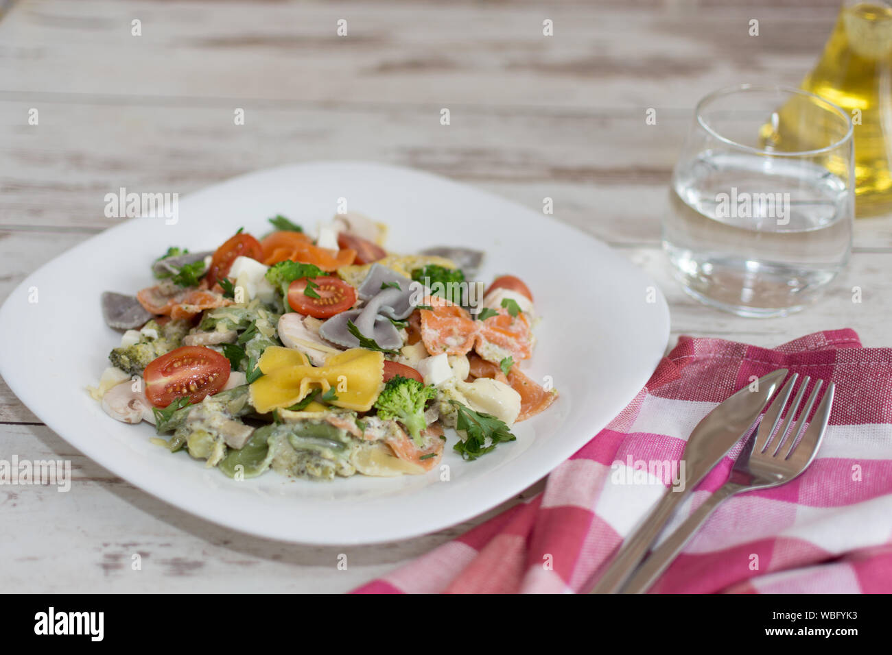 Italienisch bunte Bow Tie farfalle Nudeln mit Soße. Nudeln mit Brokkoli ...