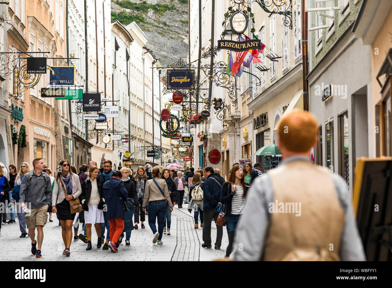 Salzburg, Austria-September 24,2017: Getreidegasse mit touristischen herum gehen und verschiedene Store name Zeichen auf den Fassaden Stockfoto