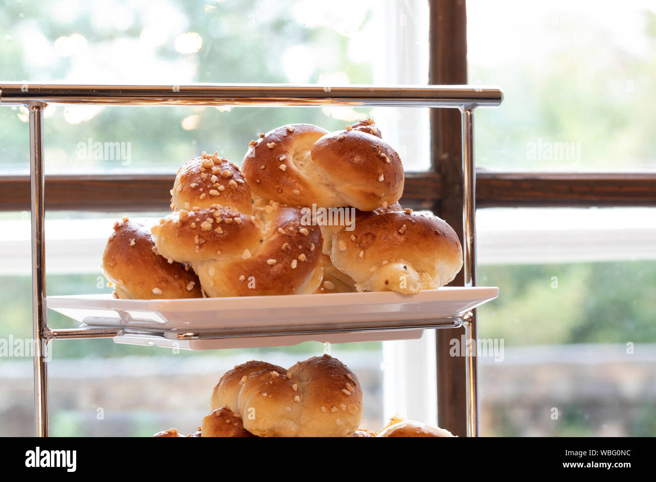 Traditionelle österreichische geflochtene Hefe Brot mit Zucker krümelt auf einem Regal mit einem unscharfen Hintergrund Stockfoto