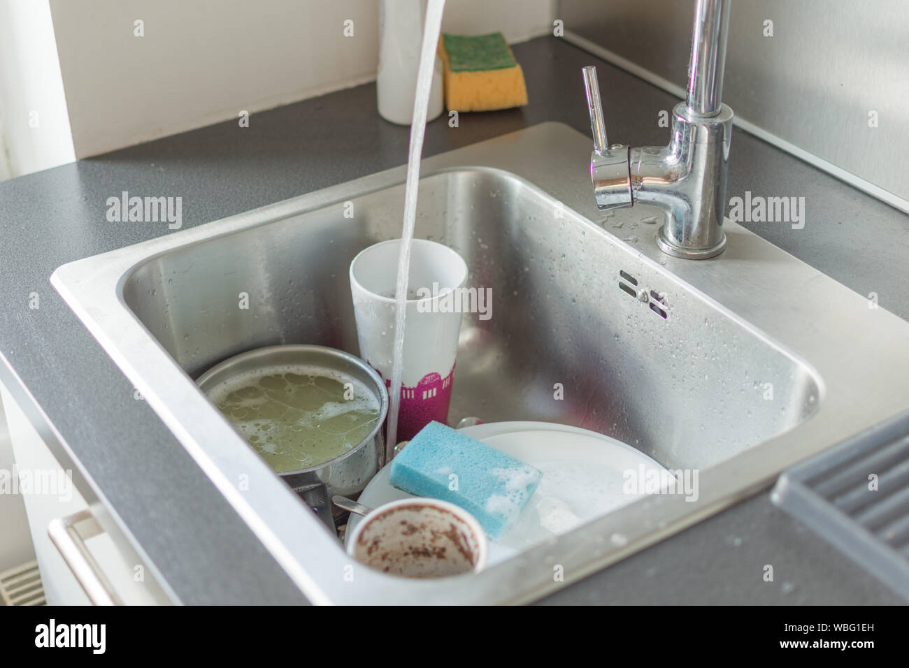 Ungewaschenen Geschirr und Besteck in einem Spülbecken. Stapel der schmutziges Geschirr in der Spüle. Geschirrspülen Konzept. Stockfoto