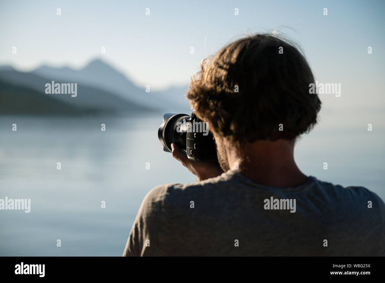 Ansicht Von Hinten Von Einem Professionellen Fotografen Fotos Von Schonen Morgen Natur Am Meer Stockfotografie Alamy