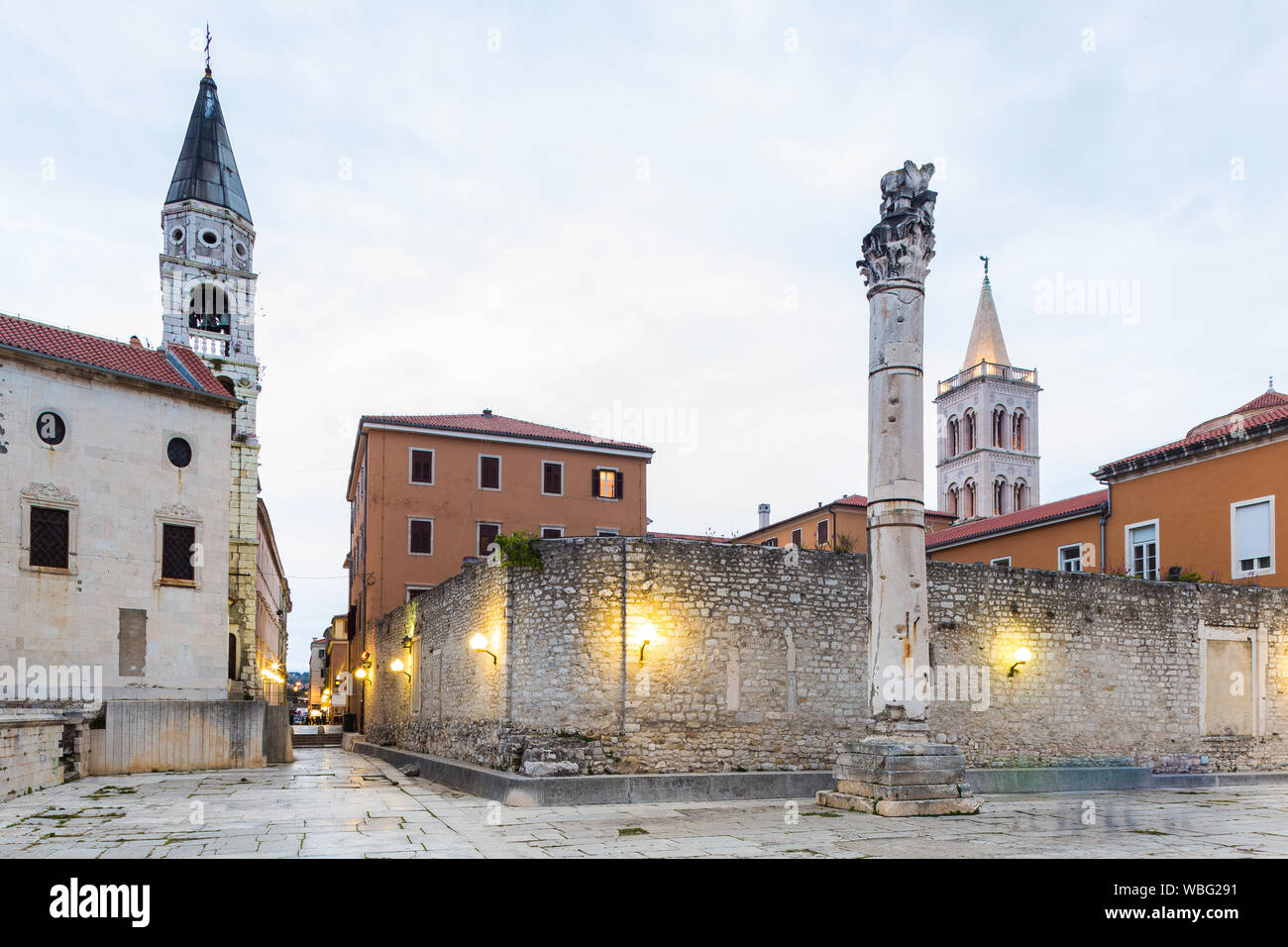 08. Mai 2019. Zadar. Kroatien. Säule der Schande und zwei Kirchen Stockfoto