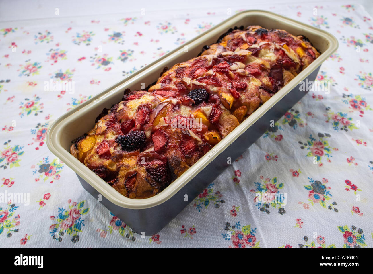 Hausgemachte Torte oder Kuchen mit Früchten, foodfotografie Rezept Idee. Stockfoto