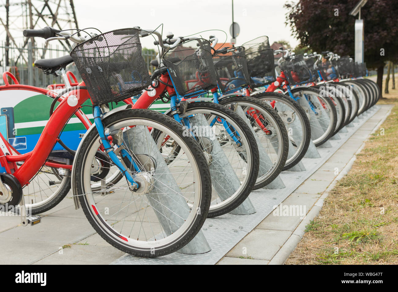 Reihe von Fahrrädern in der Stadt Umgebung. Vermietung Fahrrad Konzept. Stockfoto