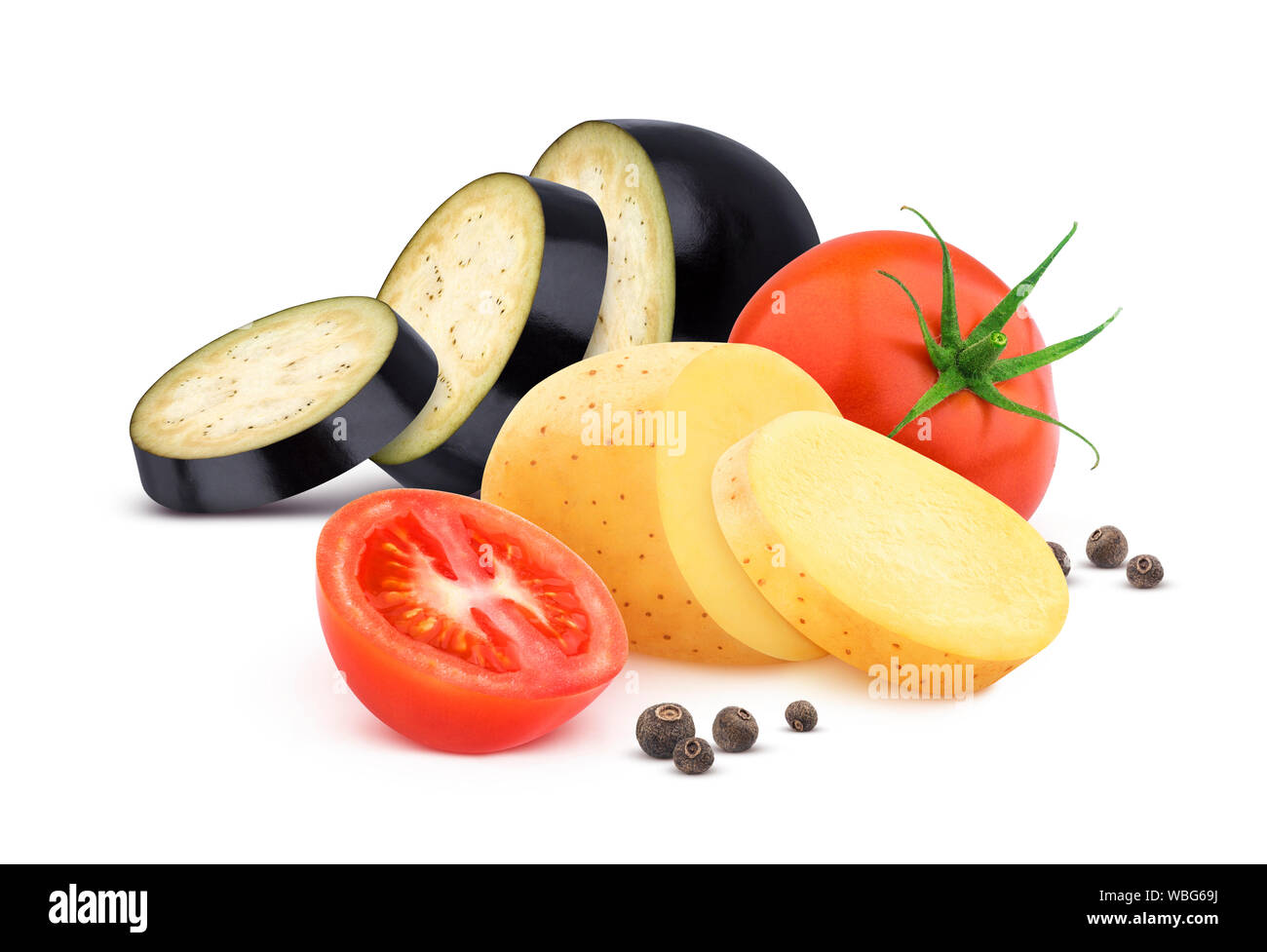 Gemüse isoliert auf weißem Hintergrund, schneiden Tomaten, Auberginen und Kartoffeln mit Gewürzen Stockfoto