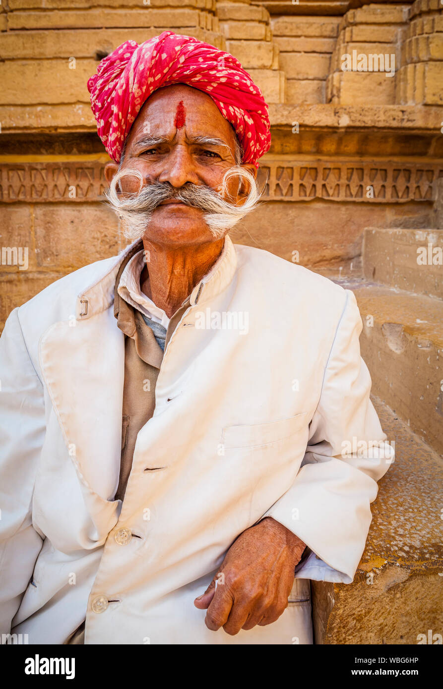 Porträt eines Mannes mit einer großen Schnurrbart und trägt einen Turban in Jaisalmer, Rajasthan, Indien. Stockfoto