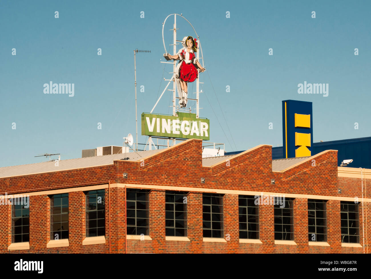 Das Skipping Girl ist ein animiertes Neon-Werbeschild in der Innenstadt von Abbotsford, Melbourne, Australien, das 1936 errichtet wurde Stockfoto