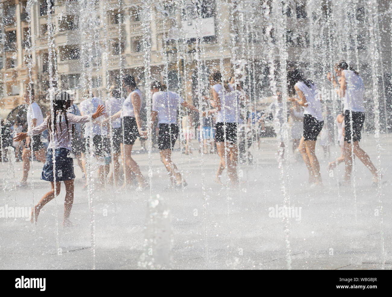 Die Gruppe junger Mädchen Spaß in Stadt Brunnen in Platz der Stadt Skopje, Mazedonien Stockfoto