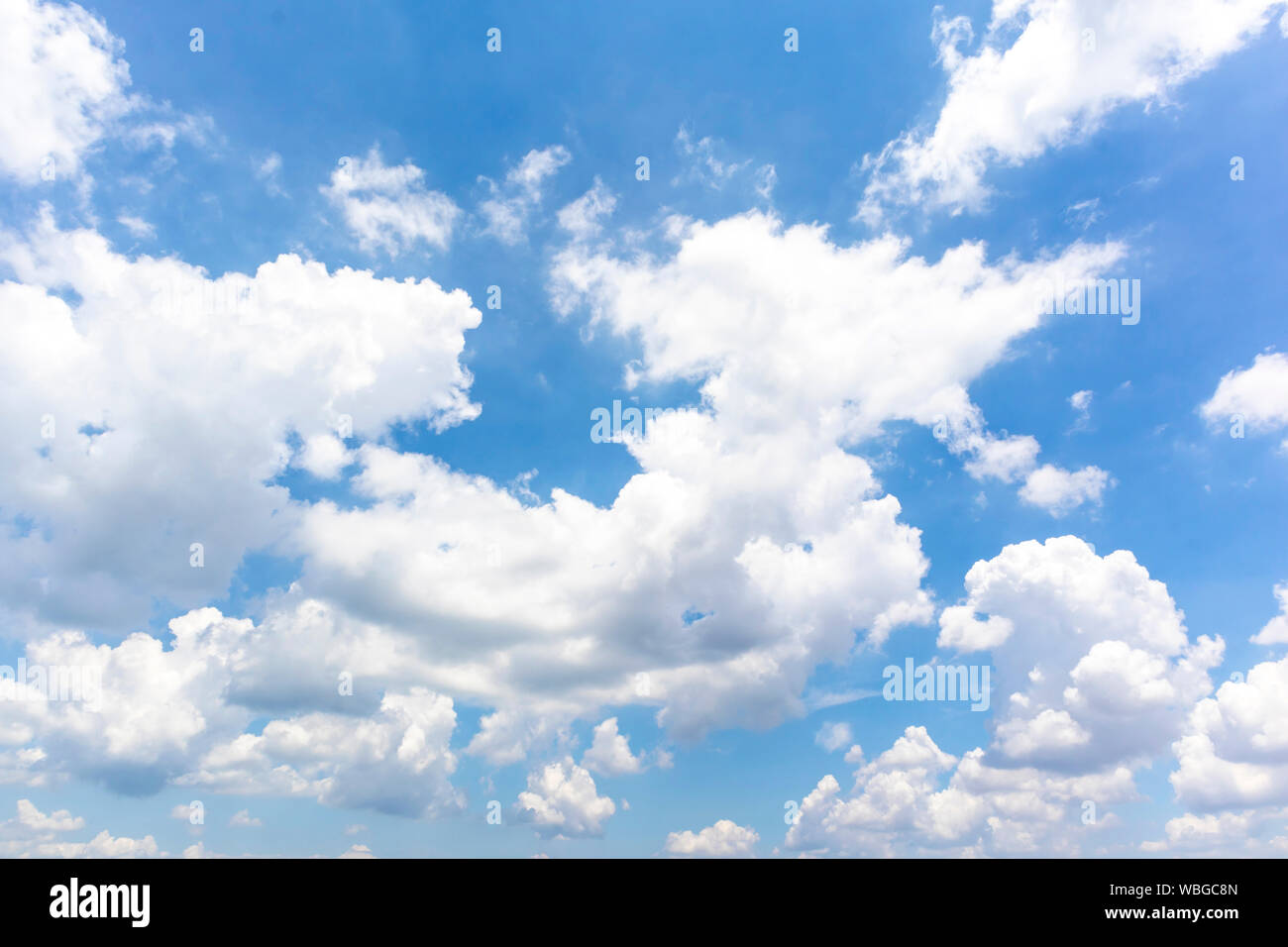 Schönen blauen Himmel mit Wolken Hintergrund und Textur. Stockfoto