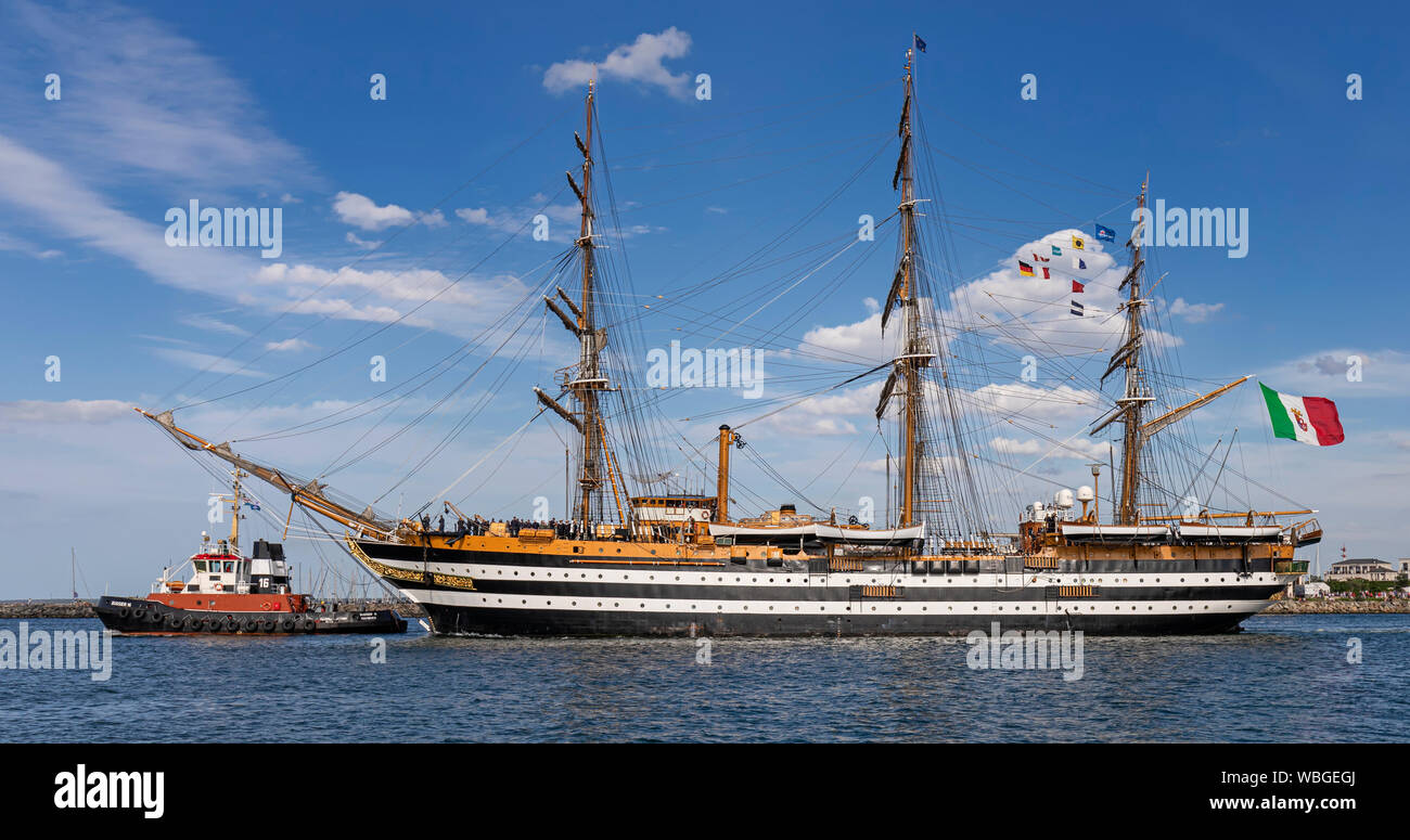 Hafen Warnemünde, Deutschland: Ausbildung Schiff "Amerigo Vespucci" der Italienischen Marine Segel verlässt den Hafen Rostock-Warnemünde (Deutschland) Stockfoto