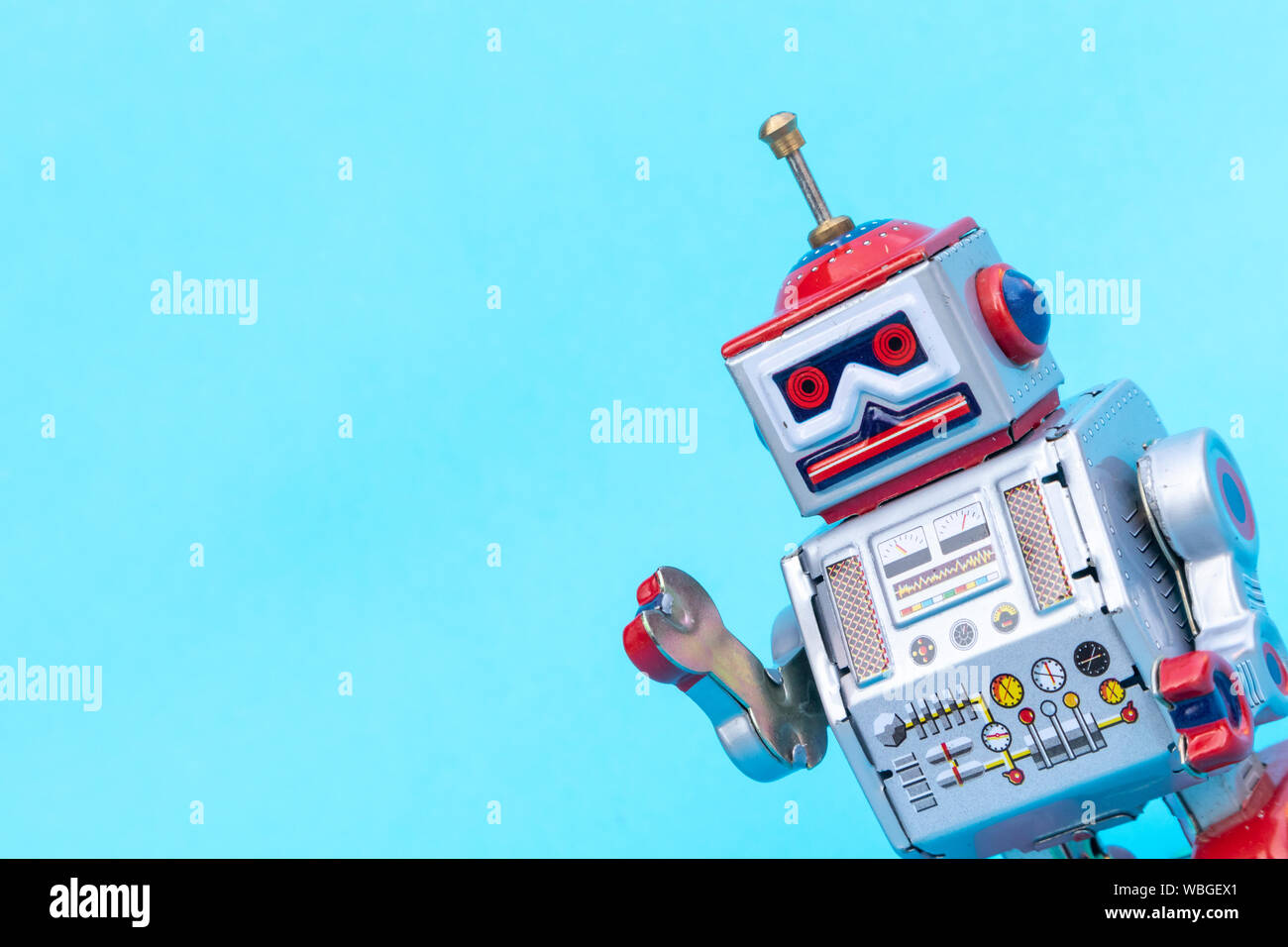 Antique Tin Toy Roboter auf blauem Hintergrund. Oldtimer Konzept kostenlose Kopie Platz für Text. Stockfoto