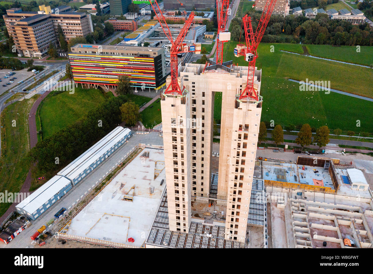Luftbild der Neuen RIVM & CBG-Gebäude auf der Uithof in Utrecht, Niederlande, in der Abendsonne Stockfoto