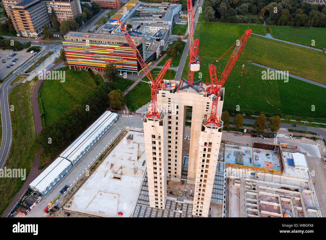 Luftbild der Neuen RIVM & CBG-Gebäude auf der Uithof in Utrecht, Niederlande, in der Abendsonne Stockfoto