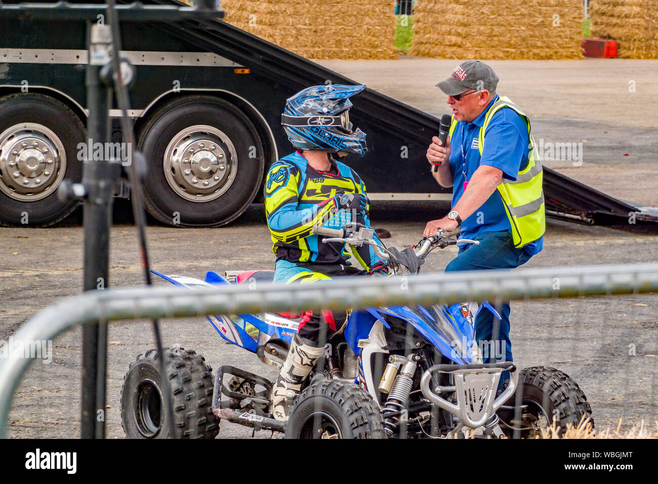 Stunt rider auf Quad, bevor Sie einen grossen Sprung über eine stillgelegte Bus während einer Demonstration an der Monster Truck Angehörige interviewt, gehalten an der Sa Stockfoto