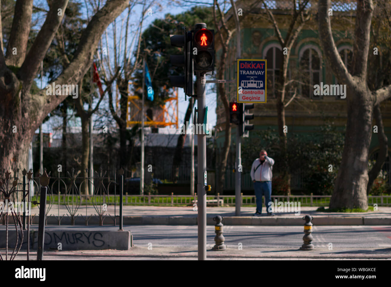 Kreuzung mit einer Ampel. Traffic Signal gesteuert Fußgängerzone. Stockfoto