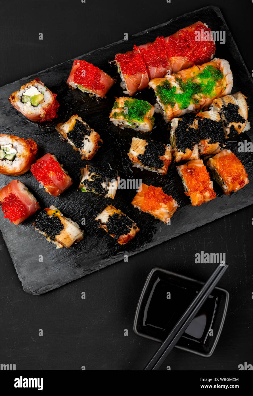 Eingestellt von sushi Rollen am Tisch aus Stein. Ansicht von oben mit der Kopie. Stockfoto