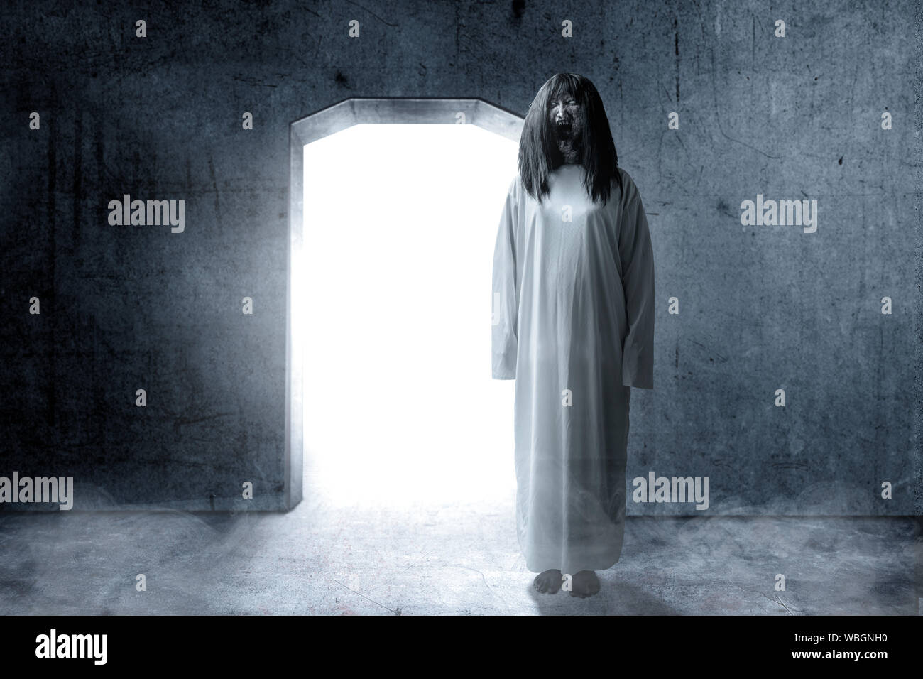 Ein unheimliches Gespenst Frau mit Blut und ein verärgertes Gesicht der Dunkelkammer heimgesucht. Halloween Konzept Stockfoto