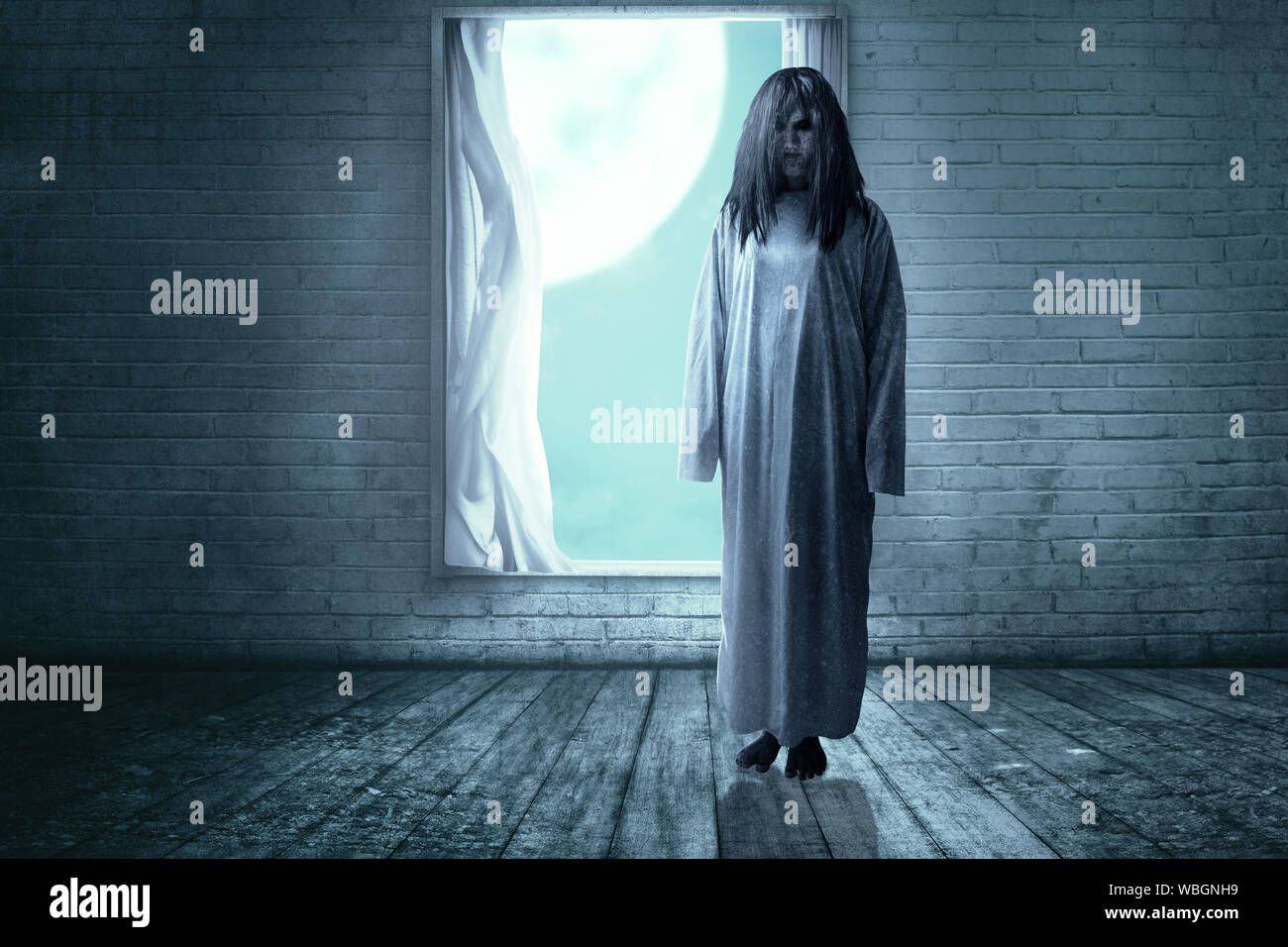 Ein unheimliches Gespenst Frau mit Blut und schmutzigen Gesicht das verlassene Haus spukt. Halloween Konzept Stockfoto