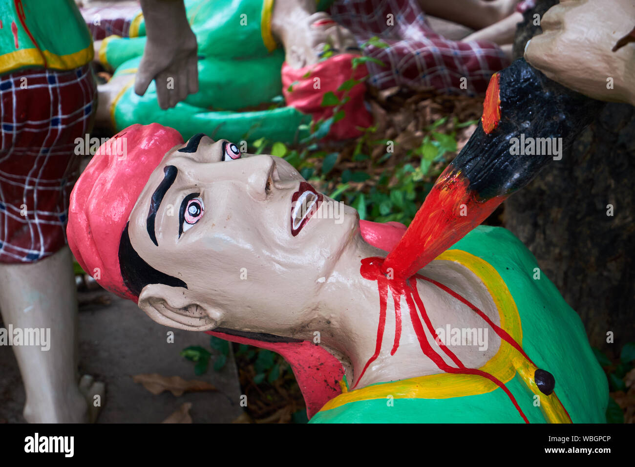 Eine Figur in den Hals in die Hölle Garten am Wat Muang in Ang Thong, Thailand erstochen. Stockfoto