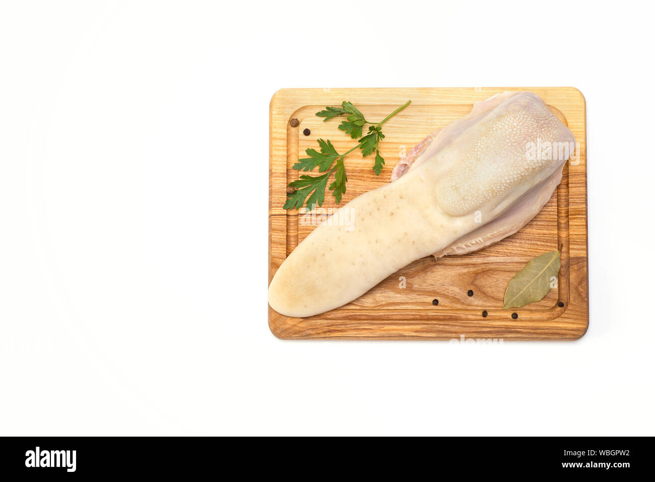 Rohes Rindfleisch die Zunge auf dem Holzbrett auf einem weißen Hintergrund, close-up. Zunge bearbeitet werden kann. Quelle für Vitamin B12 und hochwertigen Proteinen. Stockfoto