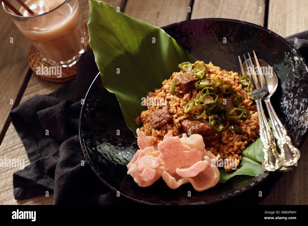 Nasi Goreng Rendang. Indonesischen gebratenen Reis mit Rindfleisch Rendang und seine Gewürzmischung Stockfoto