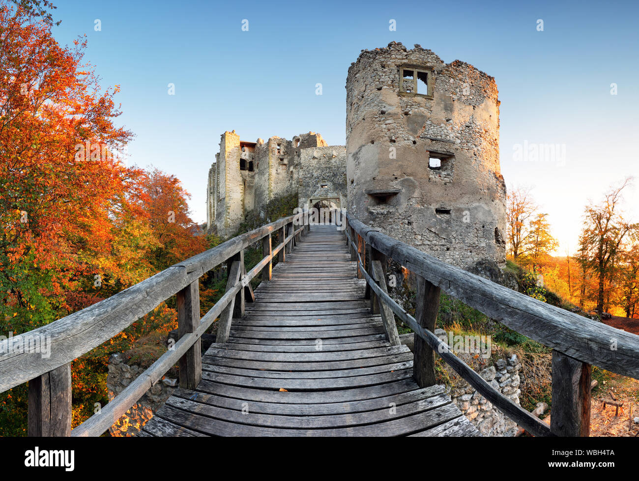 Slowakei - die Ruine der Burg Uhrovec in Nizza herbst Sonnenuntergang Landschaft Stockfoto