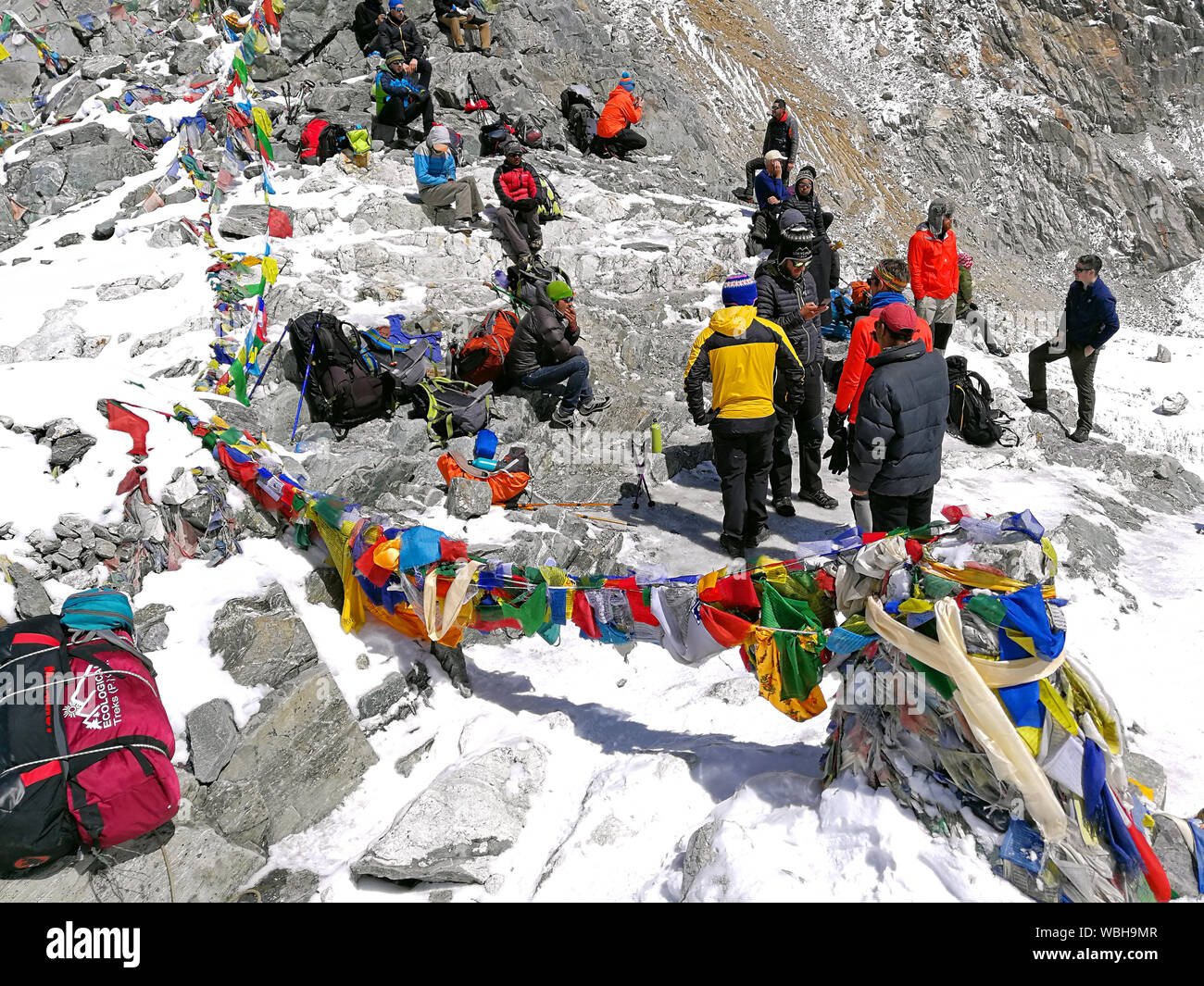 NEPAL, CHO LA - April 02, 2018: Touristen haben einen Rest auf Cho La Pass (5420 m), Nepal am April 02, 2018. Pass verbindet die Gokyo Tal mit dem Everest Stockfoto