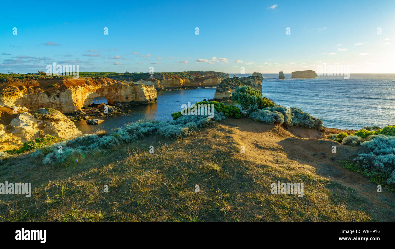 Panorama der Sonnenuntergang an der Bucht von Inseln, Great Ocean Road, Sieg, Australien Stockfoto