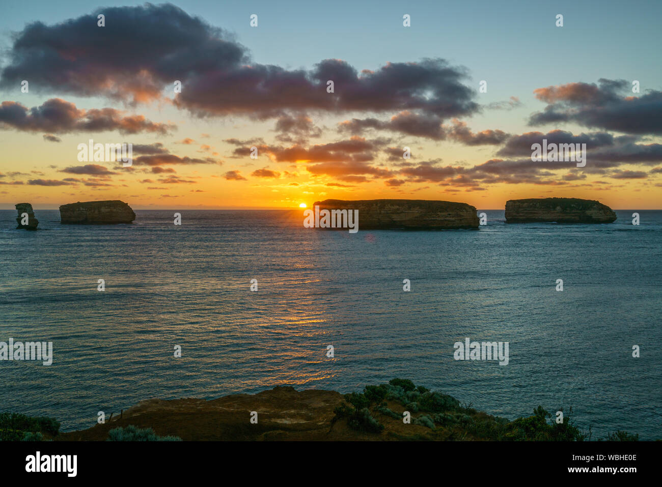 Panorama der Sonnenuntergang an der Bucht von Inseln, Great Ocean Road, Sieg, Australien Stockfoto