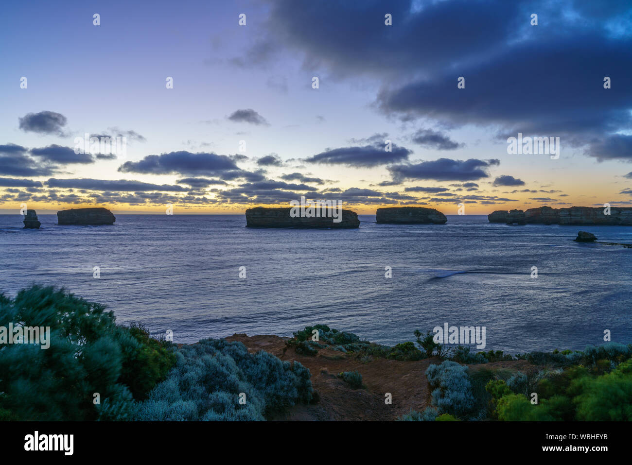 Bucht der Inseln nach Sonnenuntergang an der blauen Stunde, Great Ocean Road, Victoria, Australien Stockfoto