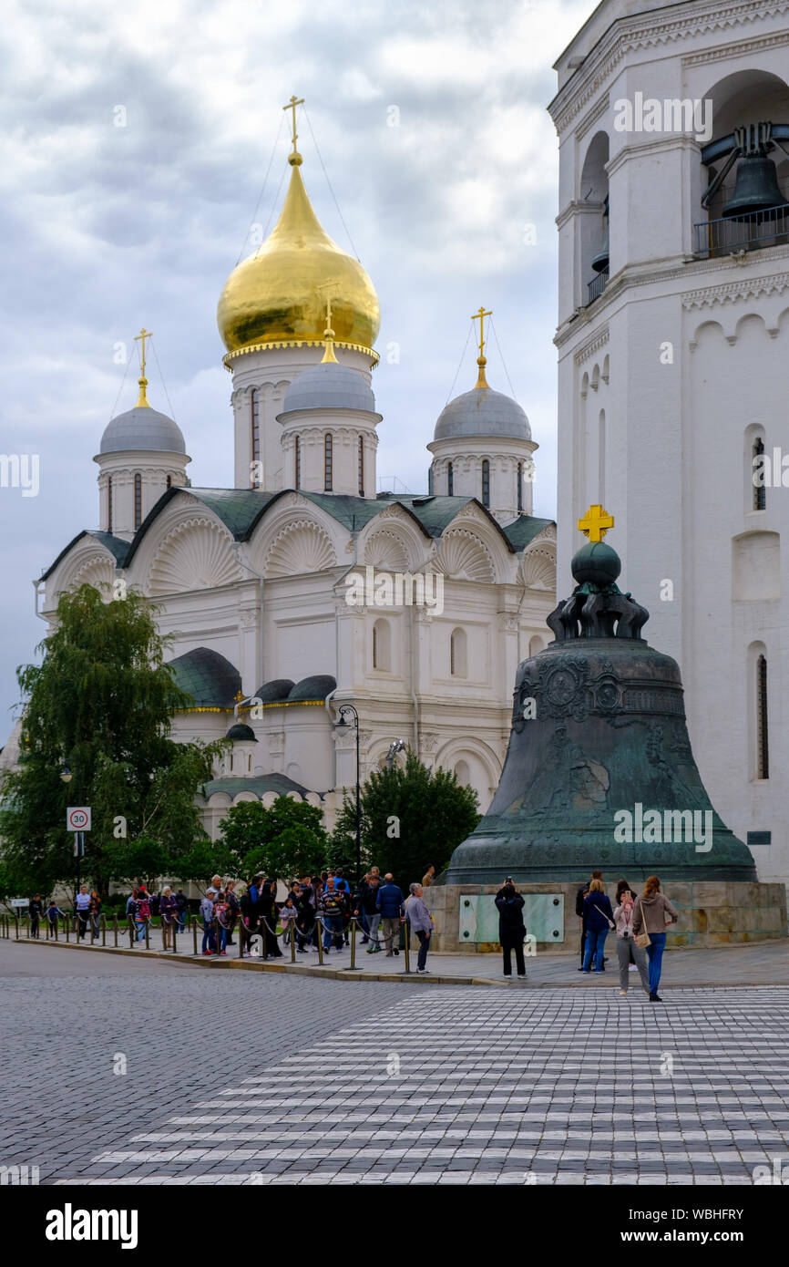 Moskau, Russland - August 2, 2019: Die Verkündigung Kathedrale und Zarenglocke in Moskau Kreml Stockfoto