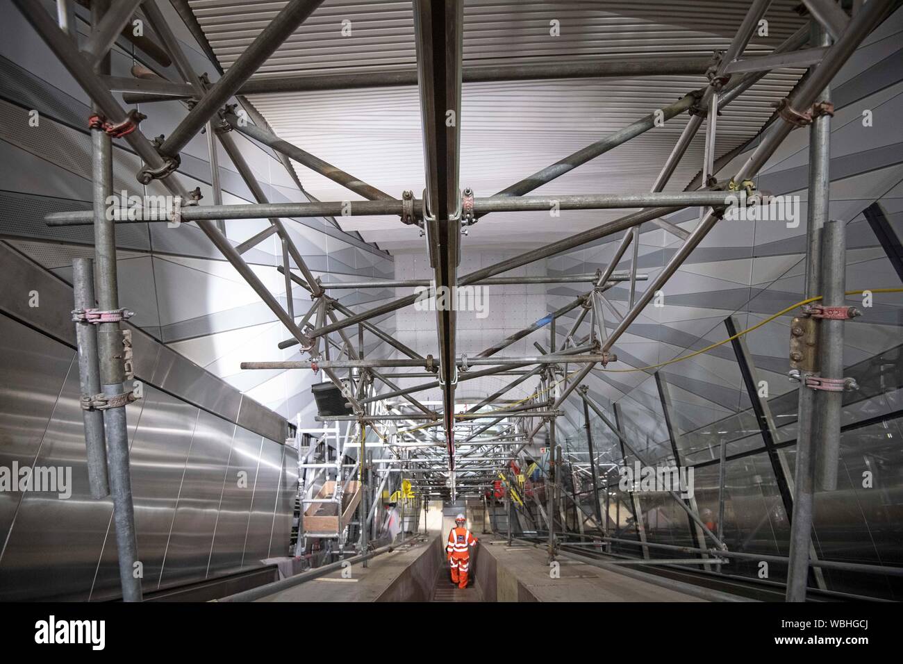 Eine Rolltreppe für die neue Elizabeth Line an der Liverpool Street Station in London wie die neuesten Entwicklungen in der Crossrail Projekt fort. Stockfoto