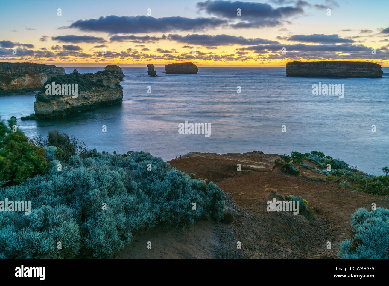 Bucht der Inseln nach Sonnenuntergang an der blauen Stunde, Great Ocean Road, Victoria, Australien Stockfoto