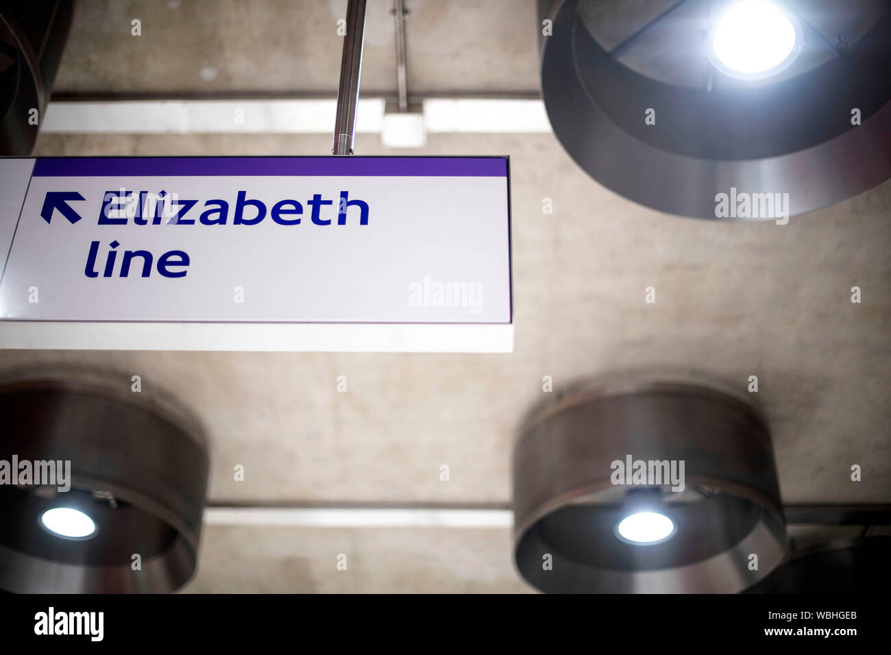 Eine Informationstafel für das neue Elizabeth Linie an Station Tottenham Court Road in London, die neuesten Entwicklungen in der Crossrail Projekt weiter Fortschritte. Stockfoto