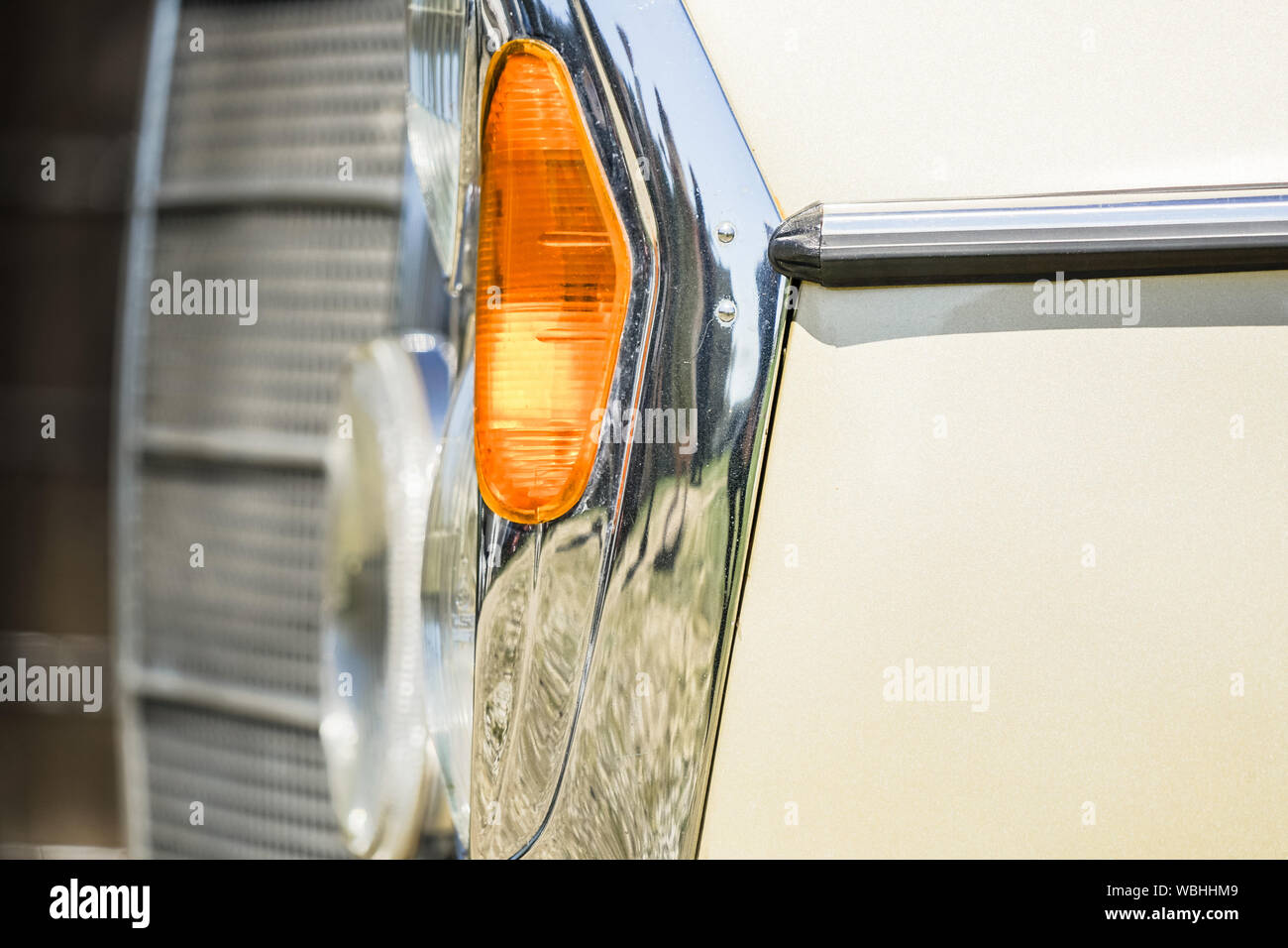 Mercedes E class SE Limousine: Linke Frontleuchte mit Anzeige in Nahaufnahme Stockfoto