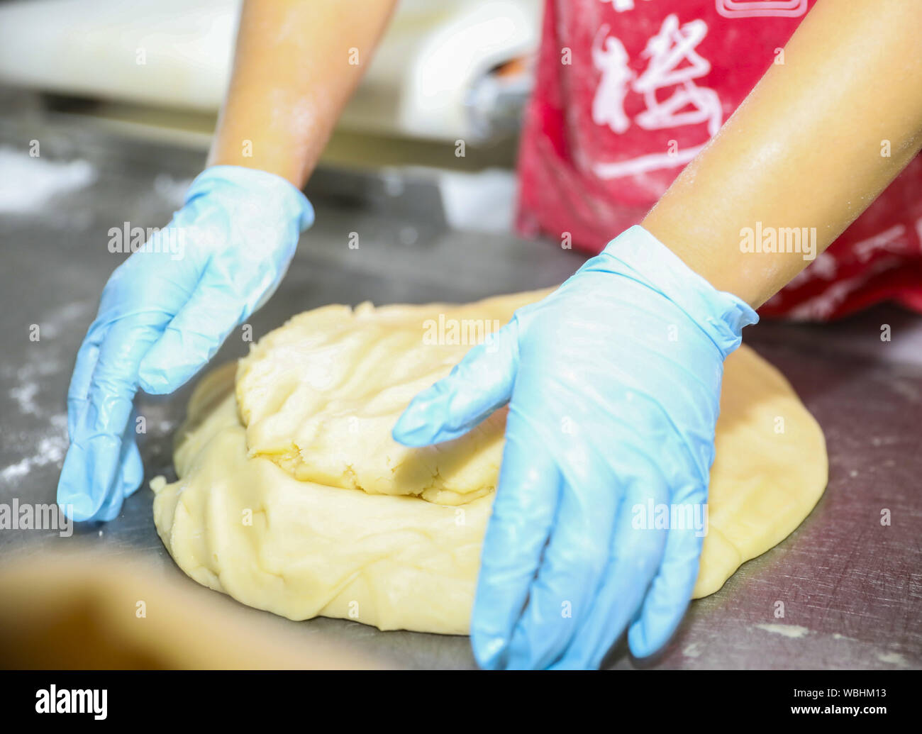 Jiangsu, Zhejiang, China. 27 Aug, 2019. ¯ JiangsuÃ Â¼Å 'CHINA - Arbeiter an Pulou Sauce und Essig food Co., LTD. in Ningbo, Provinz Jiangsu, Schritt der Produktion von Mooncakes für den bevorstehenden Mondfest, 27.08.2007 2019. Pulou su-chinesischen Stil mooncakes, bekannt als ''Lao-tzu'' vorzubereiten, sind von Hand gefertigt und von den alten Methoden geerbt. Sie sind "knackig, duftig, scharfe und süße''. Jeden Tag machen schwarzer Sesam, fünf Kernel, Salz und Pfeffer, bean Paste, jujube Birne und anderen verschiedenen mondkuchen mehr als 8000 Jin, der Versorgung der Mondfest Markt zu gewährleisten. (Credi Stockfoto