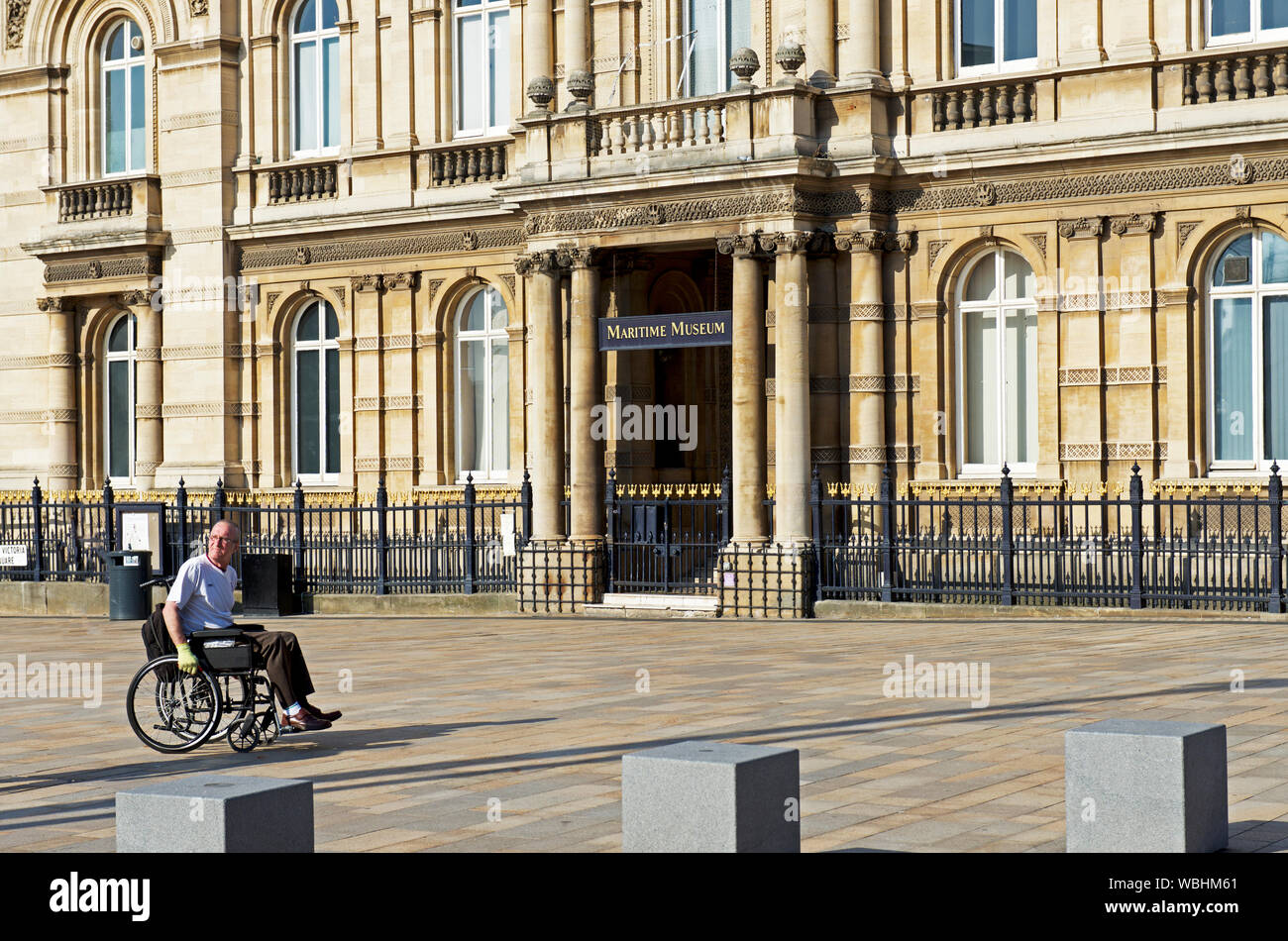 Mann im Rollstuhl vor dem Maritime Museum in Hull, East Yorkshire, England, Großbritannien Stockfoto