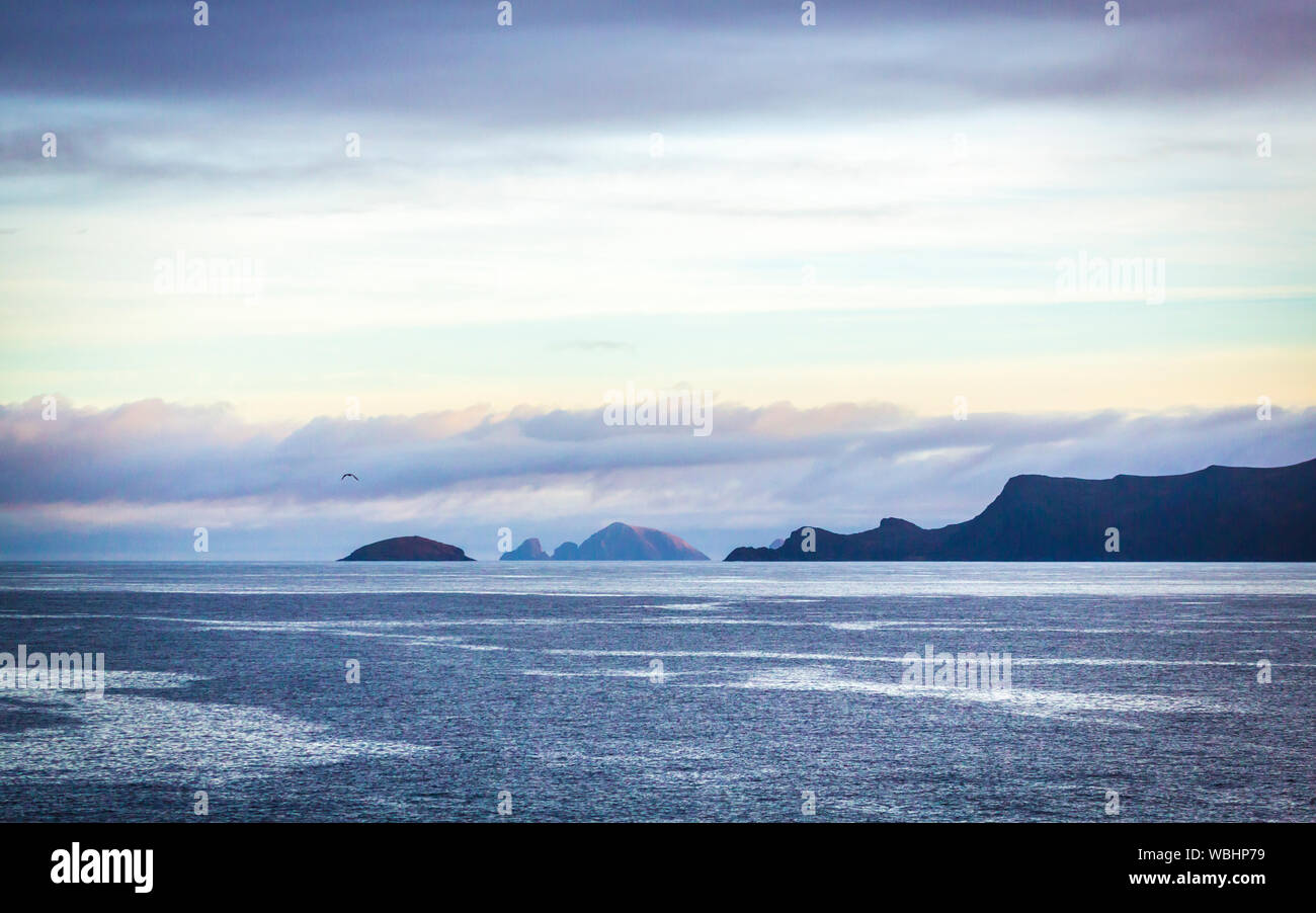 Wundervolle land- und Seelandschaften in der Nähe von Havøysund, Norwegische See, Barentssee Stockfoto