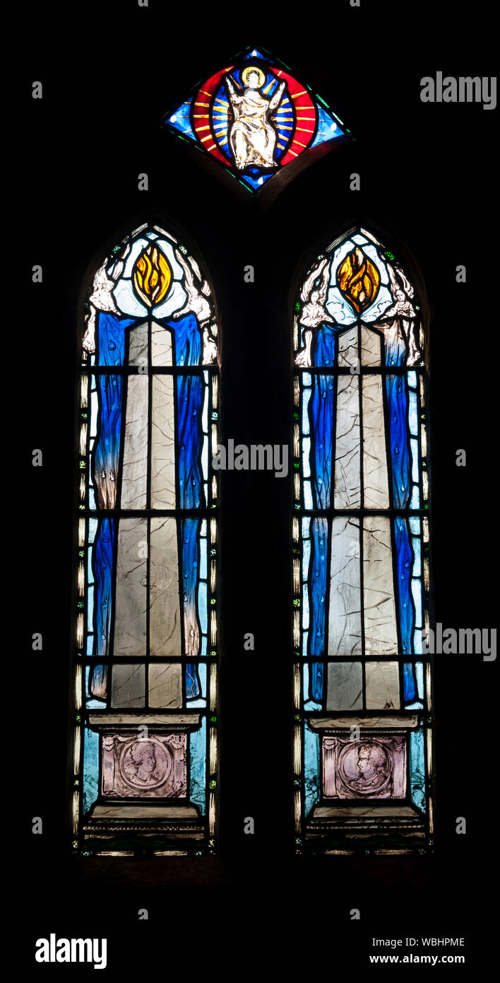 Moderne Kirchenfenster in St. Michael und alle Engel Kirche, Finmere, Oxfordshire, England, Großbritannien Stockfoto