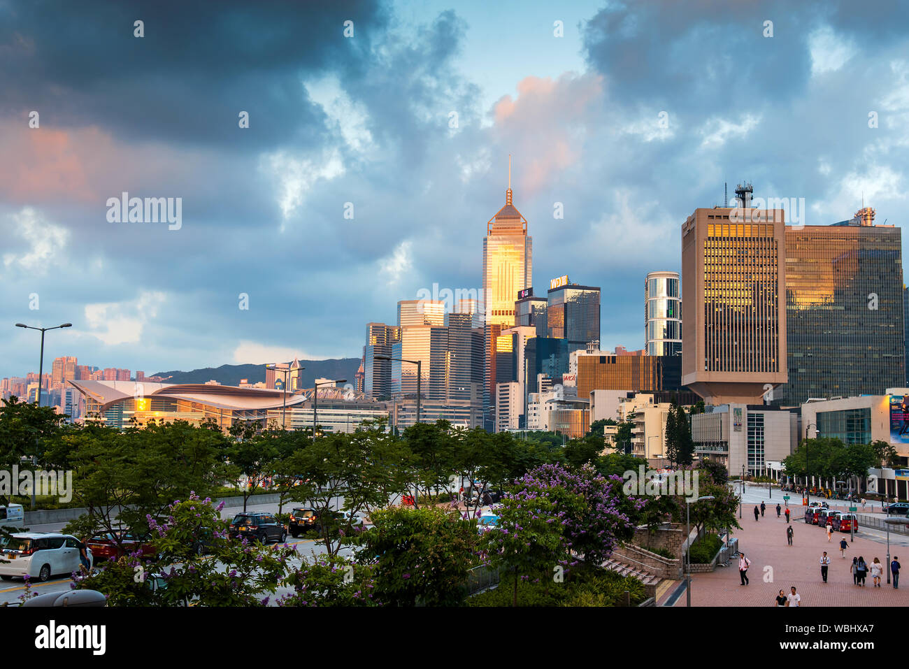 Hongkong - August 8, 2018: Wolkenkratzer und modernen Gebäuden der Insel Hong Kong Downtown zentralen Bereich in der Dämmerung Stockfoto
