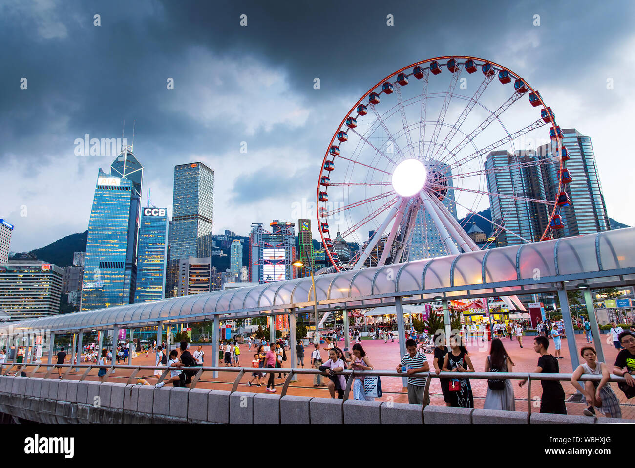 Hongkong - August 8, 2018: Hong Kong Insel modernen Stadtzentrum Blick vom zentralen Hafen an der blauen Stunde Stockfoto
