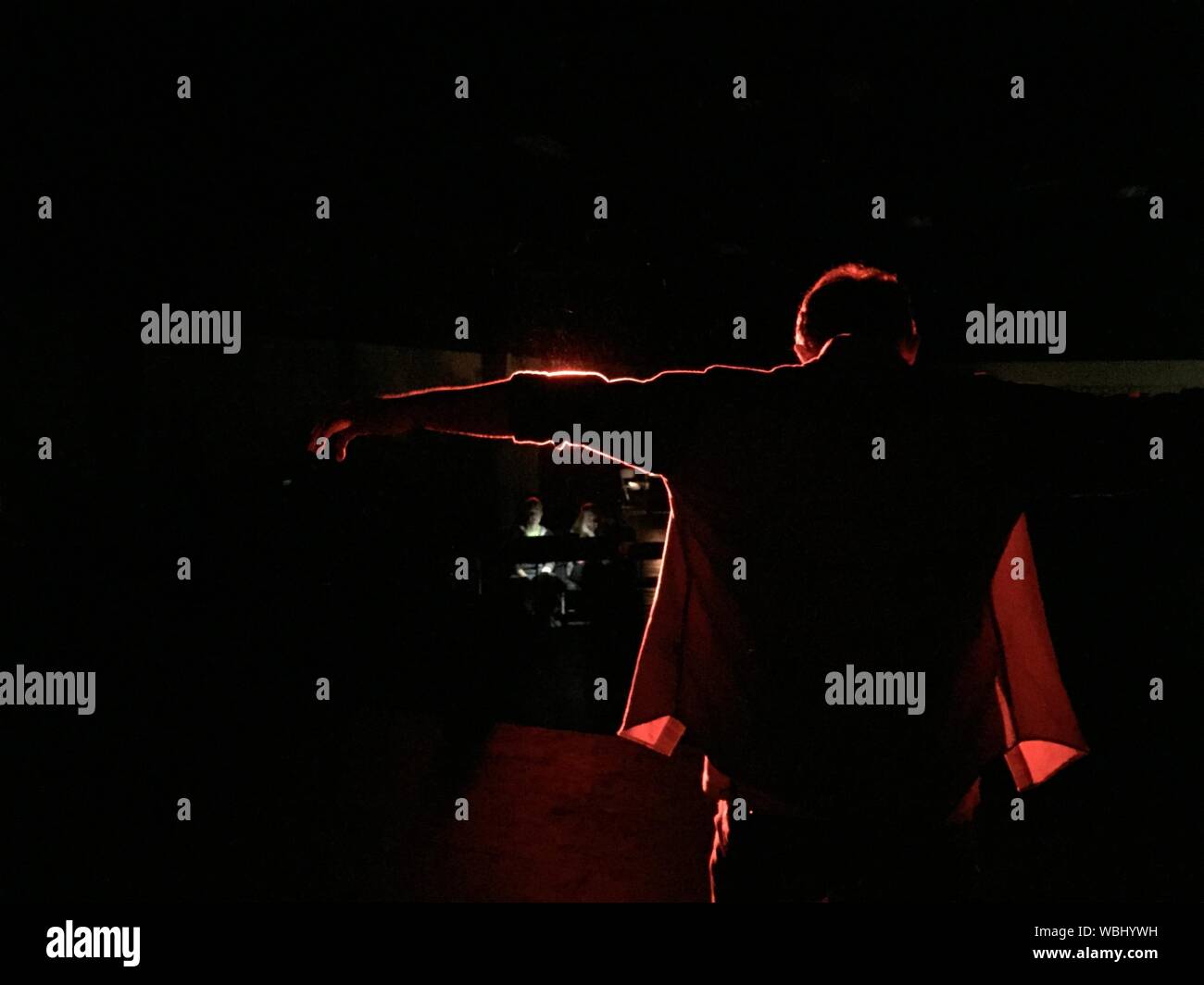 Ansicht der Rückseite des Mannes auf der Bühne im Theater Stockfoto