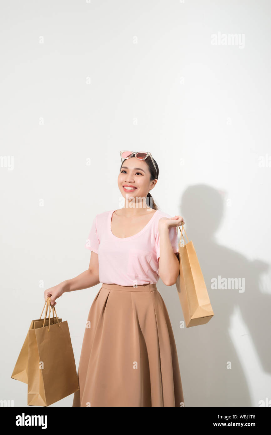 Junge Frau mit Kauf auf einem weißen Hintergrund, Mode, Beauty Stockfoto