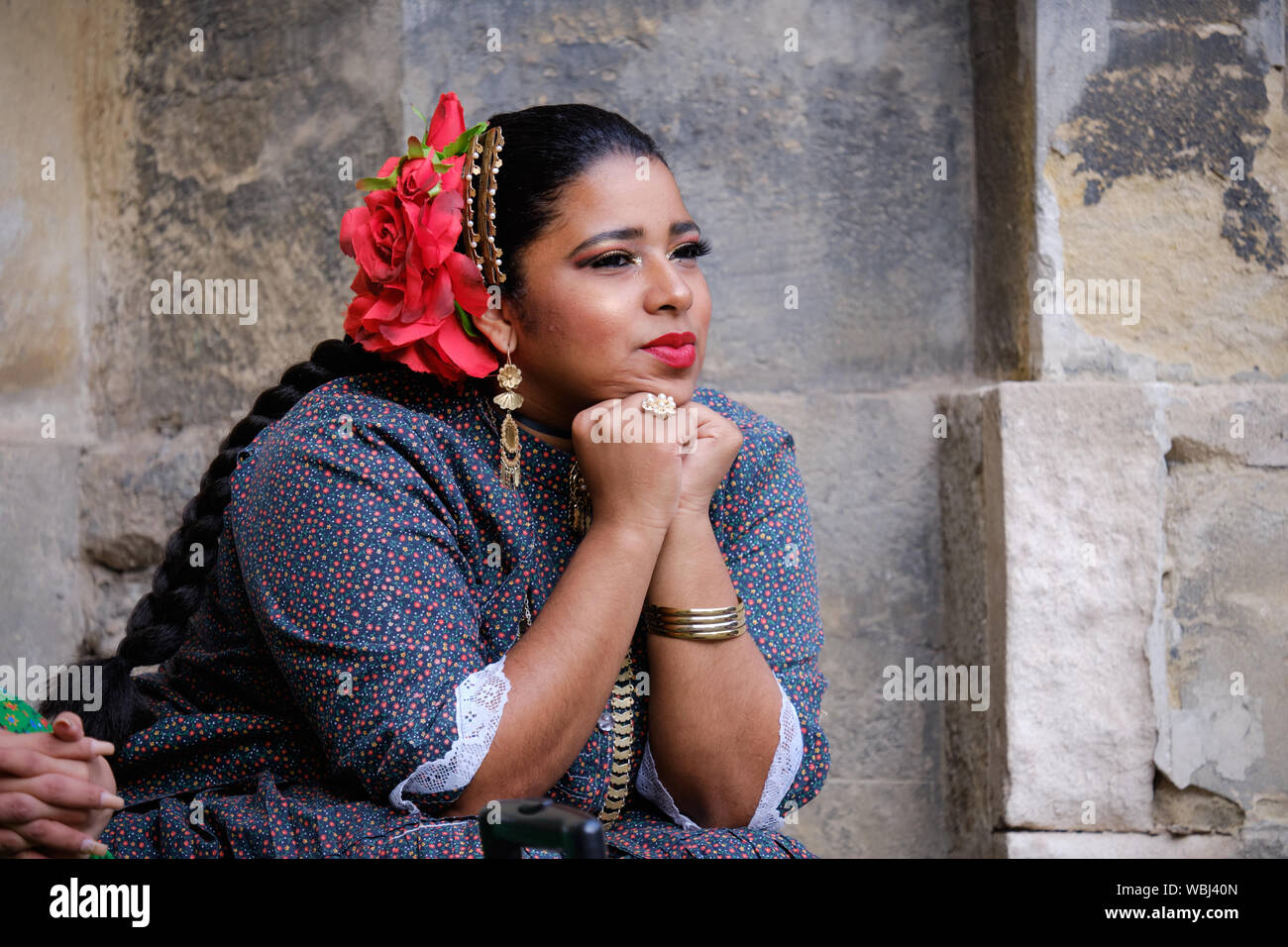 Portrait von Panama Folklore Tänzerin in lokalen Kostümen mit Blume in den Haaren sitzend nachdenklich. Lviv, Ukraine Stockfoto