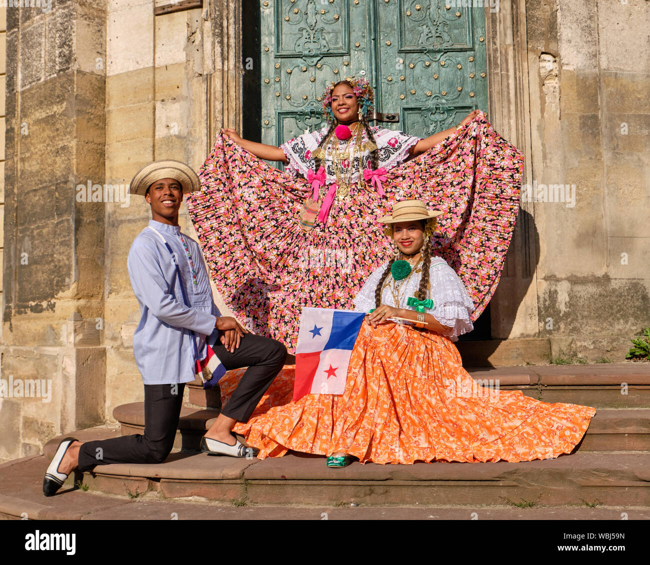 Mitglied von Panama Folklore Gruppe in lokalen Kostüm während Fashion Show von Etnovyr Festival in der Straße von Lviv, Ukraine - 24. August 2019 Stockfoto