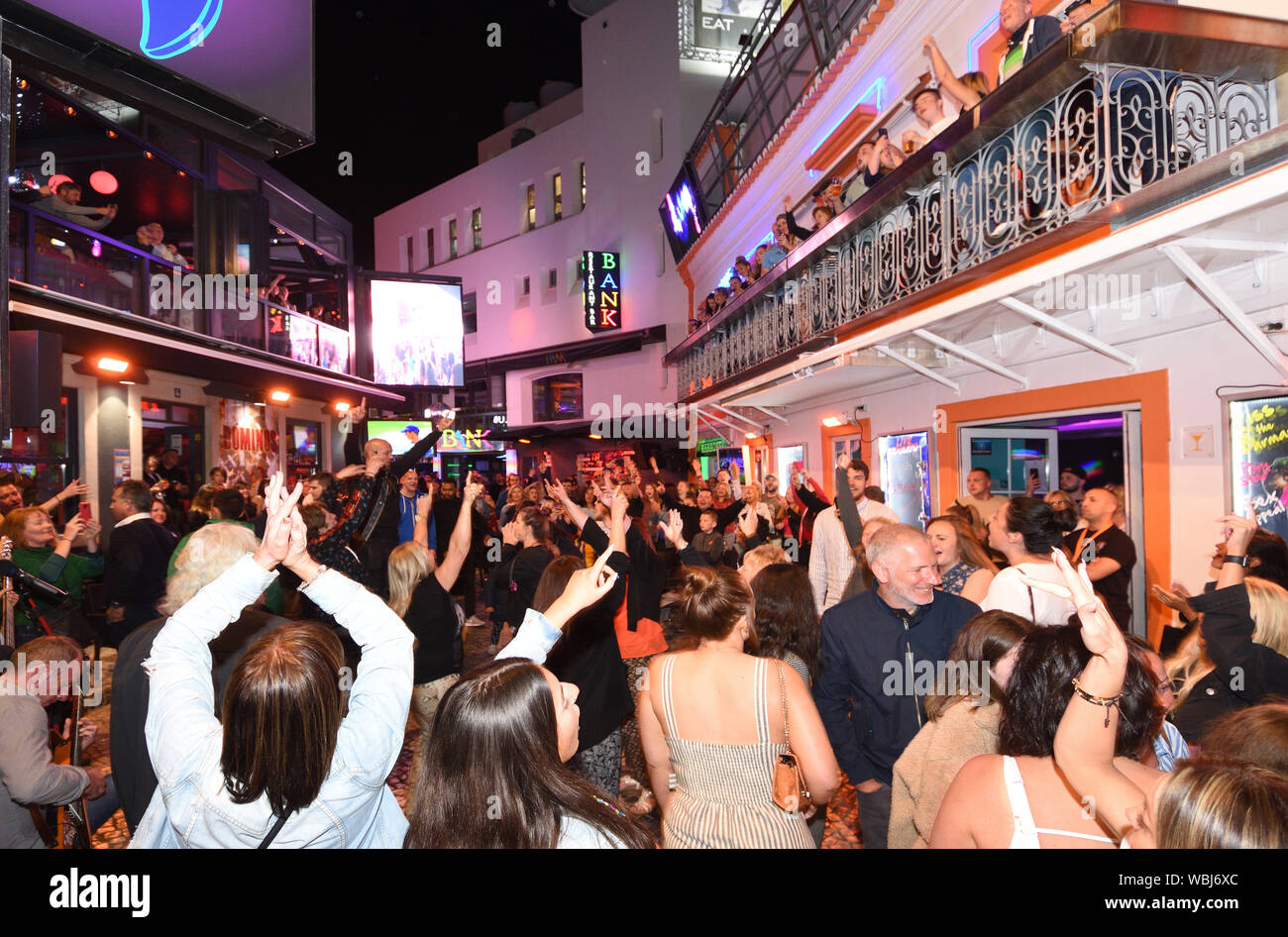 Die Touristen in der Nacht feiern in der Altstadt von Albufeira, Algarve, Portugal Stockfoto