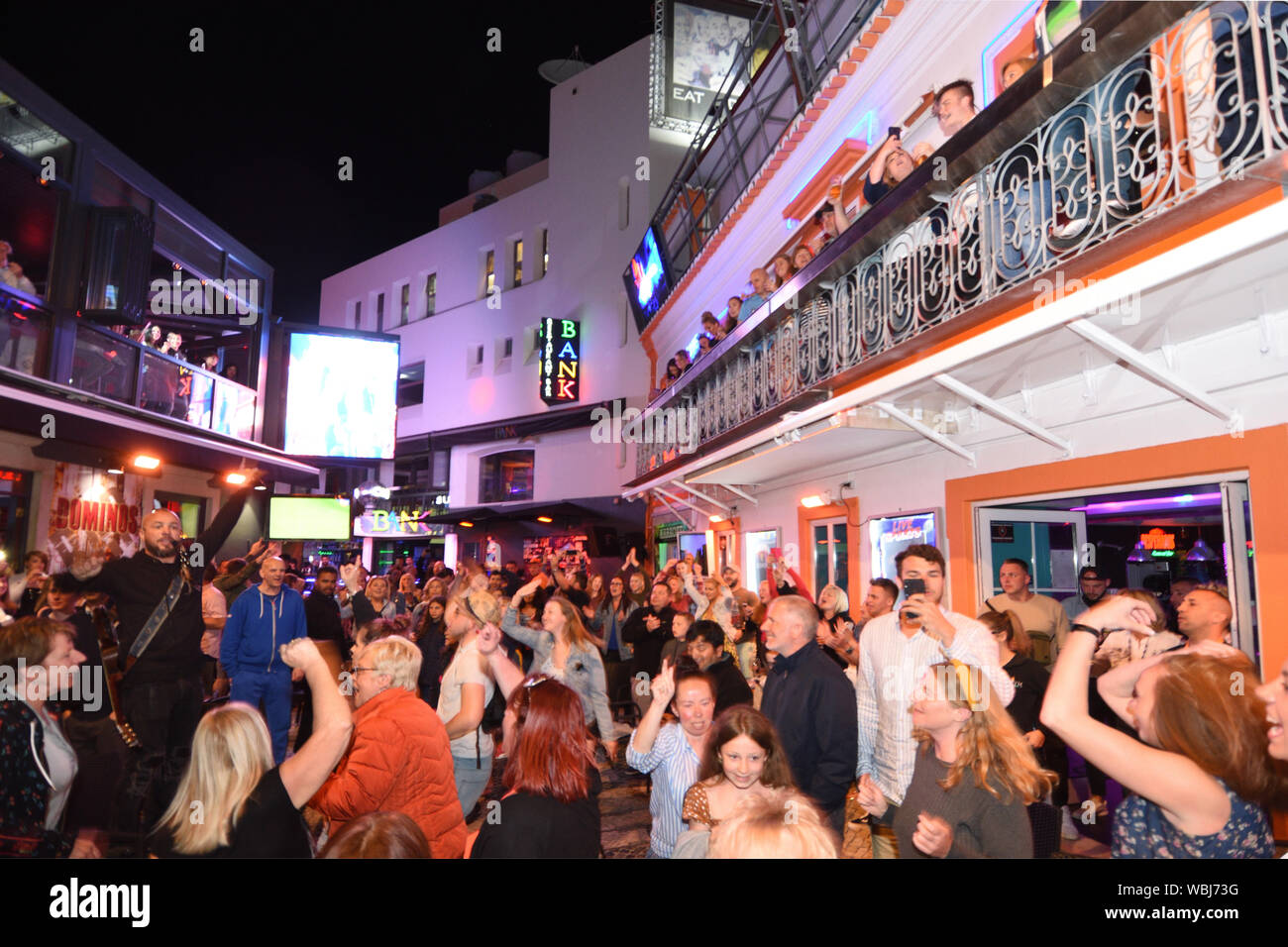 Die Touristen in der Nacht feiern in der Altstadt von Albufeira, Algarve, Portugal Stockfoto