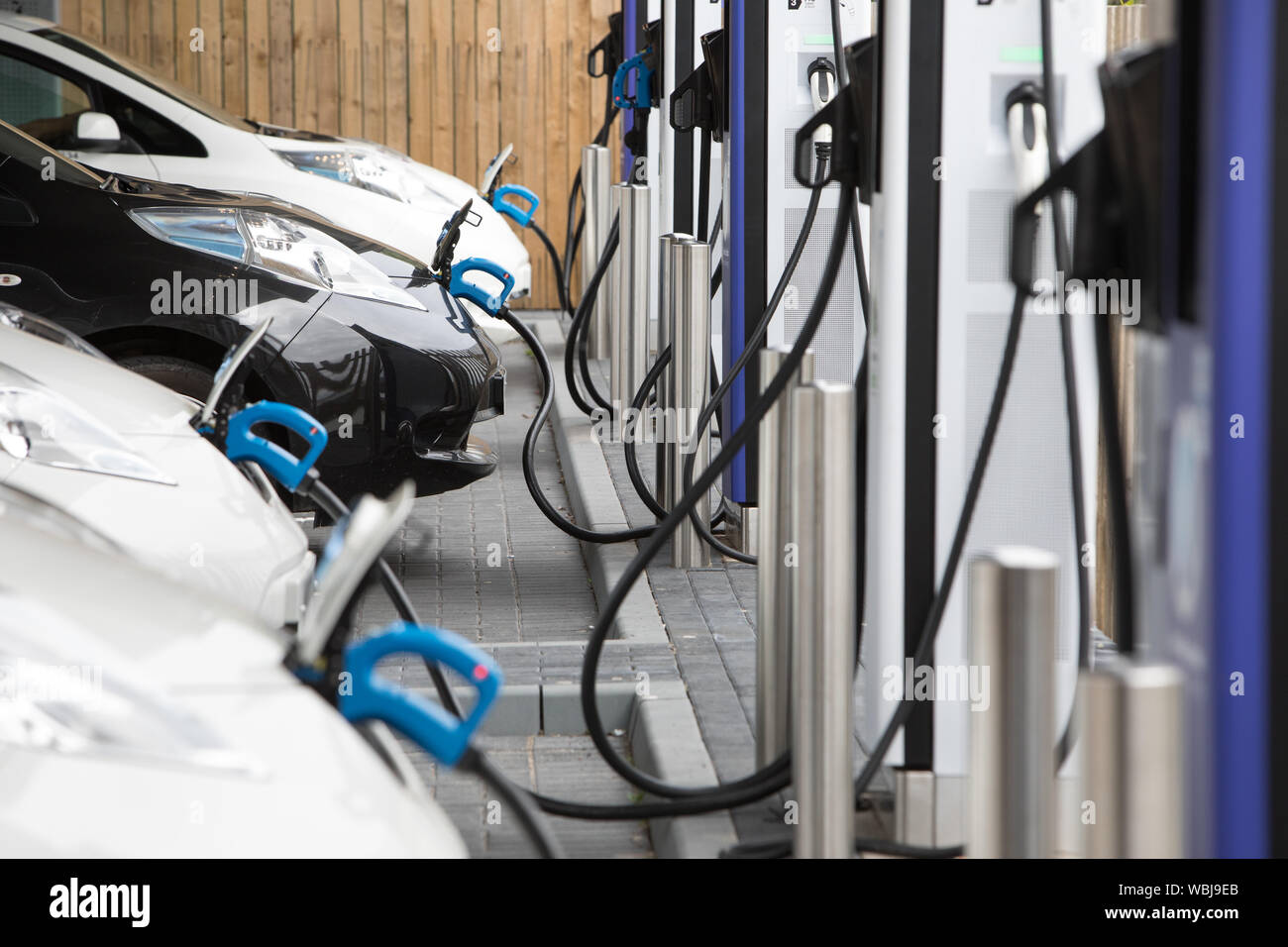 Elektrofahrzeug taxis Aufladen an der Princes Street elektrische Ladestation, einer von drei solche Stationen in der Stadt, in Dundee, Schottland, am 14. August 2019. Stockfoto