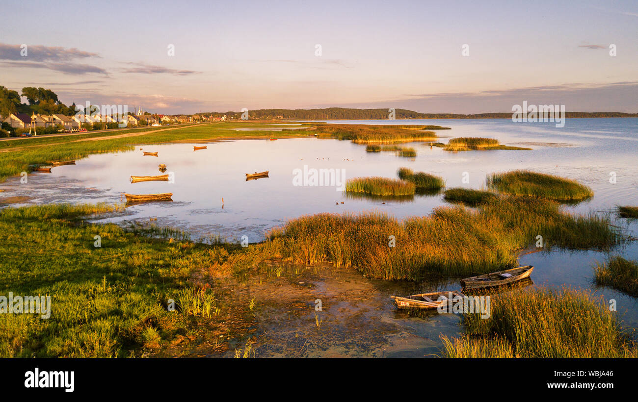 Landschaft von Segelboote auf dem See Dryvyaty an einem sonnigen Sommertag, Sonnenuntergang Licht. Einen malerischen Blick auf die Boote Parken auf der Untiefe Wasser. Braslav Stadt, Belarus, Stockfoto